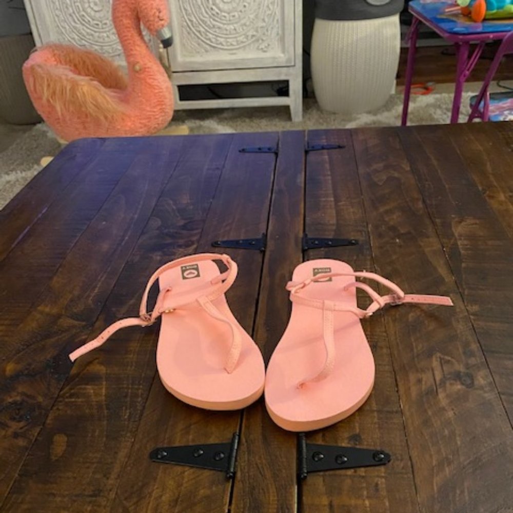 ROXY Size 8 1/2 coral thong sandals